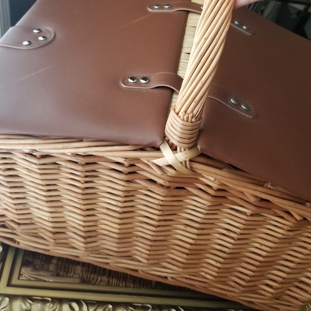 ❗Vintage French Country Style Wicker Picnic Basket with Utensils and Plates❗